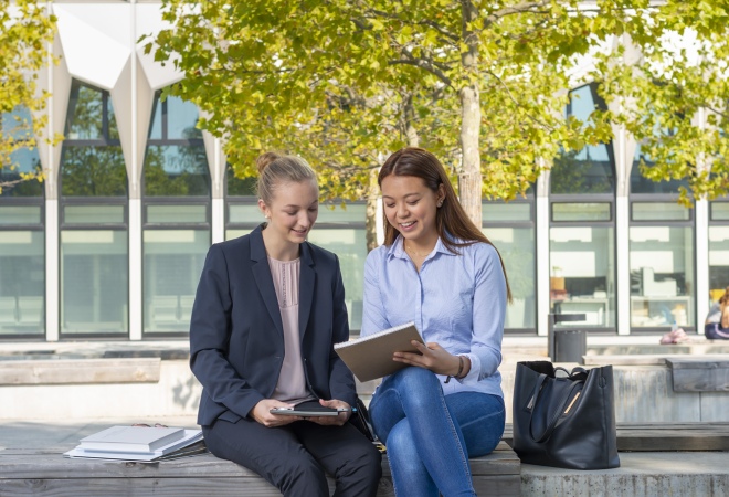 studierende vor hochhaus